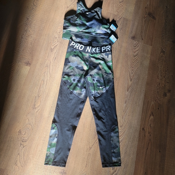 NIKE PRO: Sports Bra and Tights - Picture 5 of 6